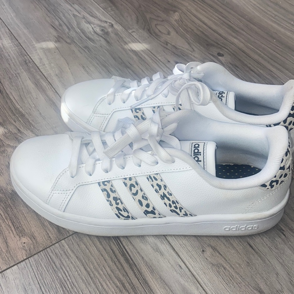 Womens adidas cloud foam sole shoes